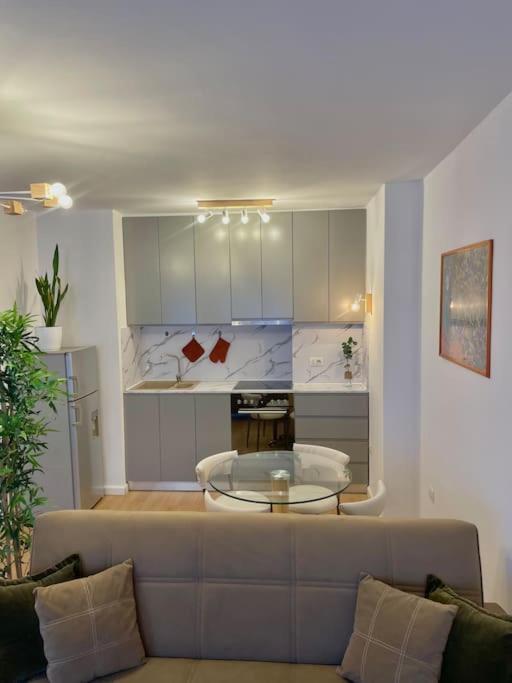 Studio Flat In The City Center ติรานา ภายนอก รูปภาพ
